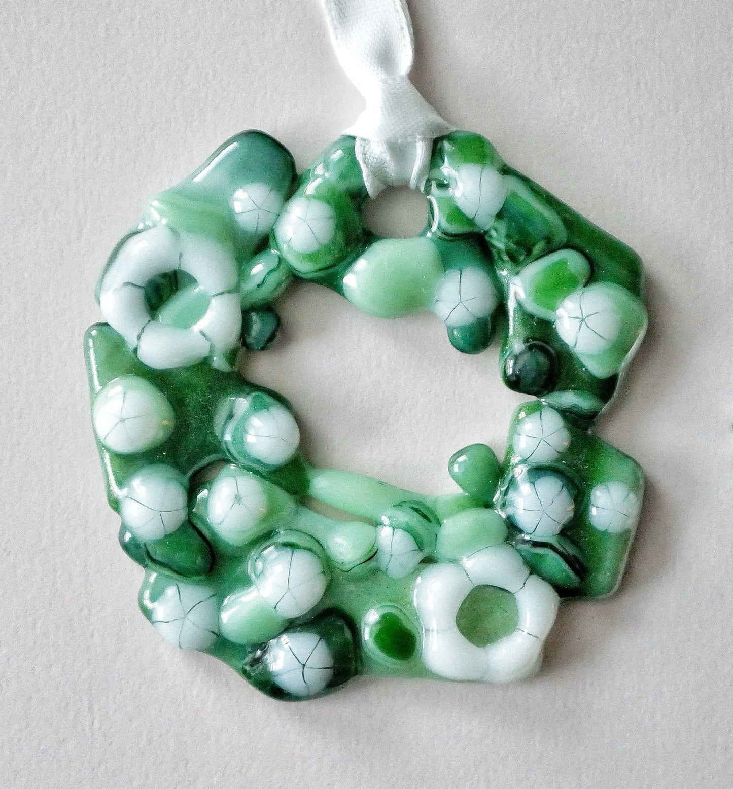 Bumpy Geometric Wreath with White Flowers (Small)