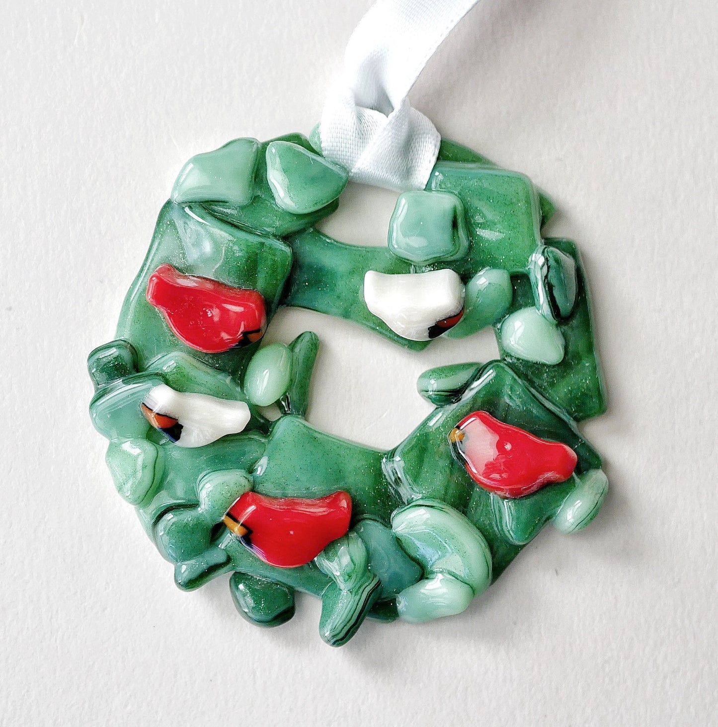 Bumpy Wreath with Cardinal Ornaments (Small)