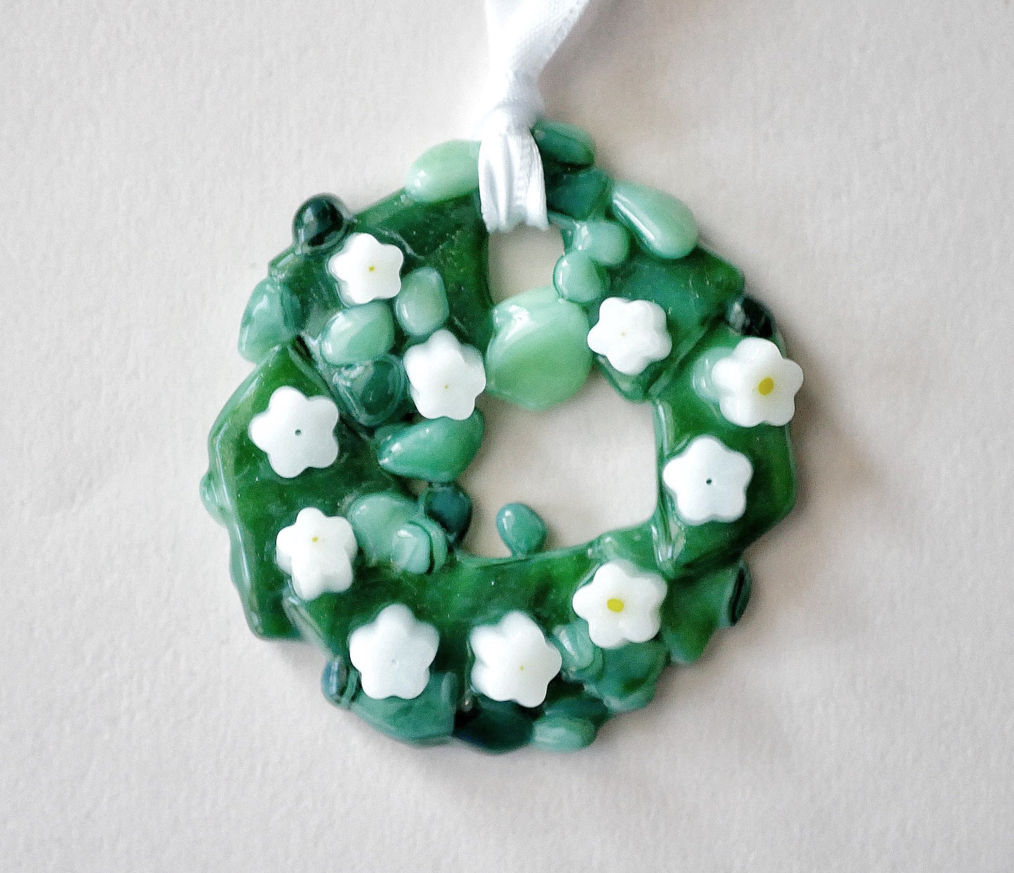 Bumpy Wreath with White Flowers (Small)