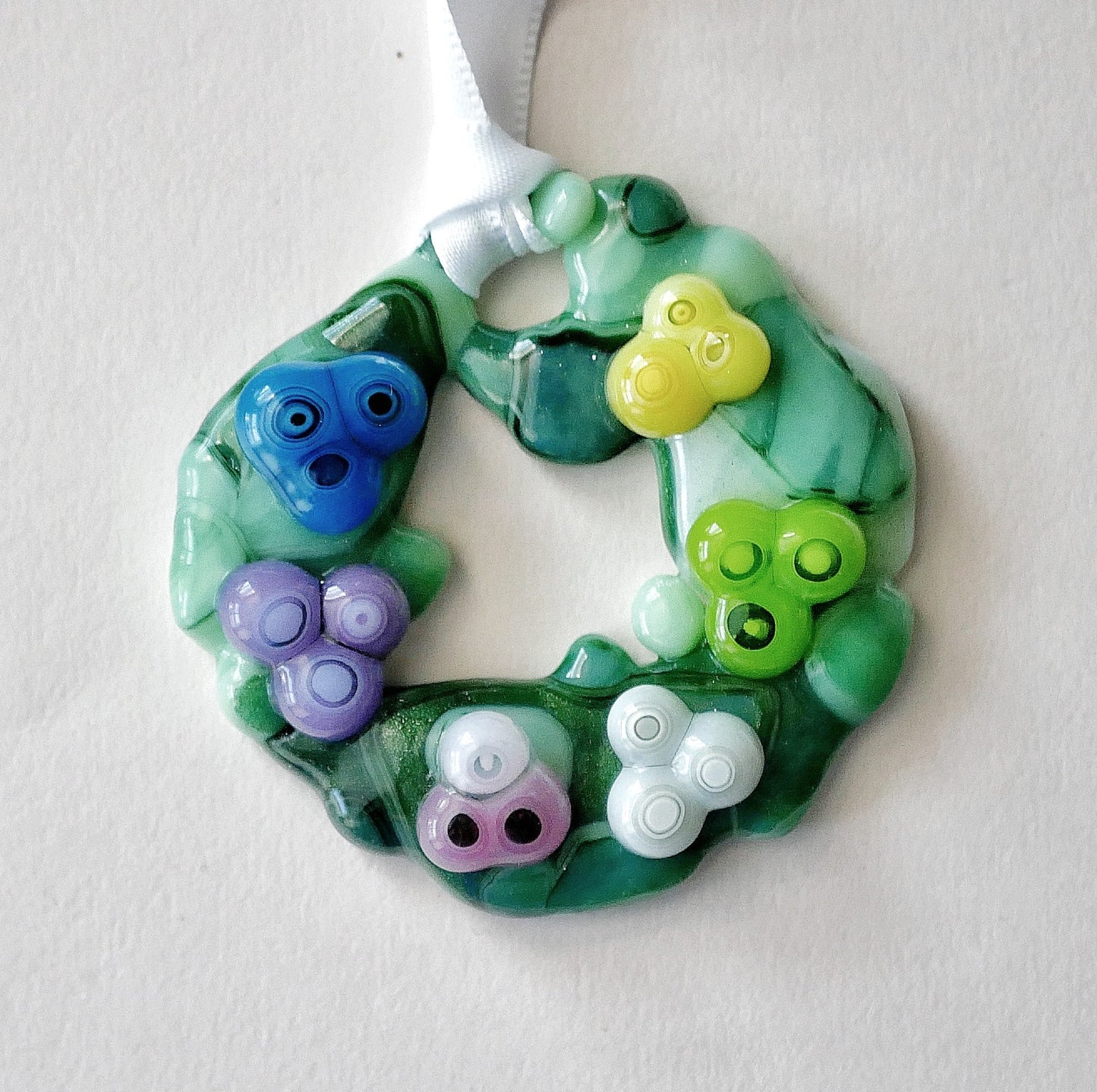 Bumpy Wreath with Trio Cluster Ornaments (Small)